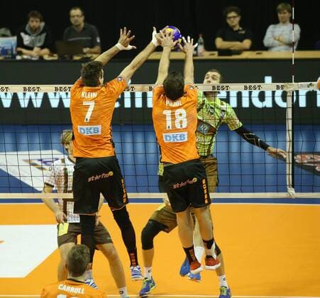 GER, 1.VBL, BR VOLLEYS VS. Herrsching 25.11.2017, Max Schmeling Halle, Berlin, GER, 1.VBL, BR VOLLEYS VS. Herrsching, im Bild Georg Klein (BR Volleys 7), Pierre Pujol (BR Volleys 18), Christoph Marks (Herrsching 15)