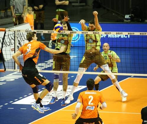 GER, 1.VBL, BR VOLLEYS VS. Herrsching 25.11.2017, Max Schmeling Halle, Berlin, GER, 1.VBL, BR VOLLEYS VS. Herrsching, im Bild Robert Kromm (BR Volleys 3), Christoph Marks (Herrsching 15), Andre Brown (Herrsching 18)