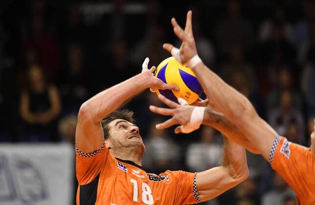 Pierre Pujol (BR Volleys), beim Zuspiel BR Volleys Berlin - TSV Herrsching Deutsche Volleyball Liga, Saison 2017 2018, Herren, Männer, Männer, men, playoff, play-off, Finale, Spiel 2, Volleyball, Deutschland, Germany, Max-Schmeling-Halle Berlin, 25.11.2017