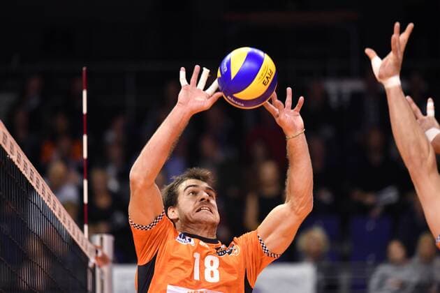 Pierre Pujol (BR Volleys), beim Zuspiel BR Volleys Berlin - TSV Herrsching Deutsche Volleyball Liga, Saison 2017 2018, Herren, Männer, Männer, men, playoff, play-off, Finale, Spiel 2, Volleyball, Deutschland, Germany, Max-Schmeling-Halle Berlin, 25.11.2017