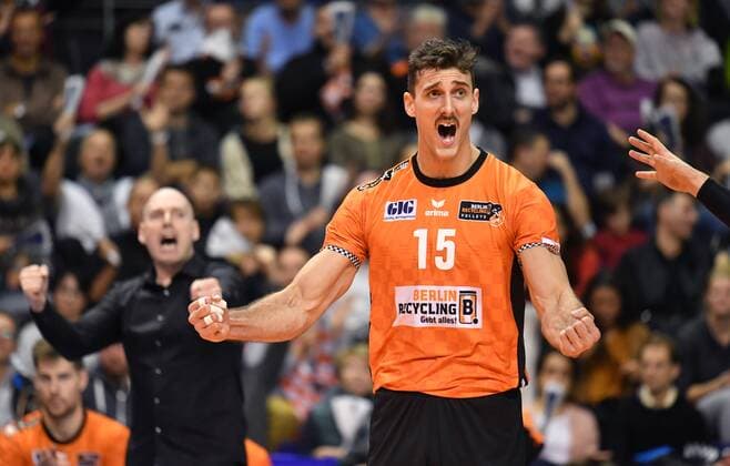 Kyle Russell (BR Volleys), jubelt, hinten Luke Reynolds (Trainer BR Volleys), BR Volleys Berlin - TSV Herrsching Deutsche Volleyball Liga, Saison 2017 2018, Herren, Männer, Männer, men, playoff, play-off, Finale, Spiel 2, Volleyball, Deutschland, Germany, Max-Schmeling-Halle Berlin, 25.11.2017
