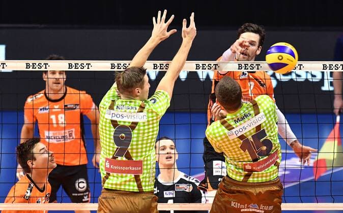 Steven Marshall (BR Volleys), hinten, vorne Tobias Neumann (Herrsching), Roy Friedrich (Herrsching), BR Volleys Berlin-TSV Herrsching Deutsche Volleyball Liga, DVV-Pokal, 2017 2018, Hauptrunde, Herren, Männer, Volleyball, Deutschland, Germany, Max-Schmeling-Halle Berlin, 25.11.2017