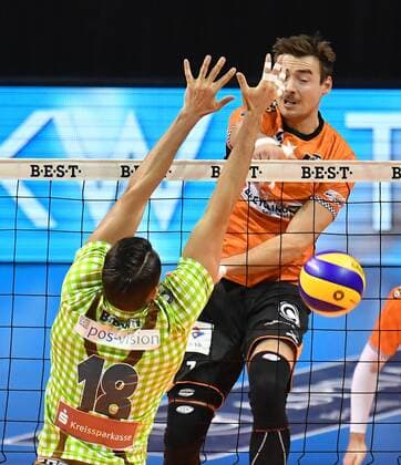 Georg Klein (BR Volleys), hinten, vorne Andre Brown (Herrsching) BR Volleys Berlin-TSV Herrsching Deutsche Volleyball Liga, DVV-Pokal, 2017 2018, Hauptrunde, Herren, Männer, Volleyball, Deutschland, Germany, Max-Schmeling-Halle Berlin, 25.11.2017