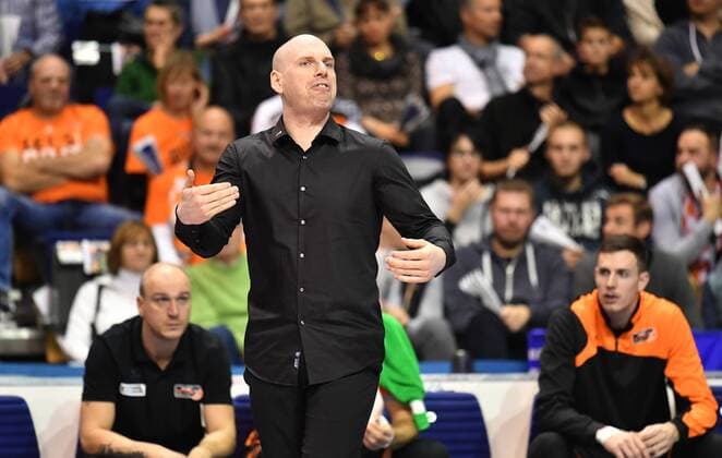 Luke Reynolds (Trainer BR Volleys), am Spielfeldrand BR Volleys Berlin-TSV Herrsching Deutsche Volleyball Liga, DVV-Pokal, 2017 2018, Hauptrunde, Herren, Männer, Volleyball, Deutschland, Germany, Max-Schmeling-Halle Berlin, 25.11.2017