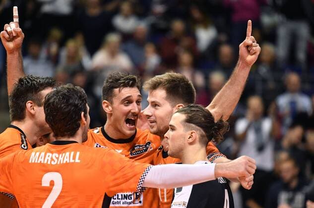Bilder des Tages - SPORT Kyle Russell (BR Volleys), Luke Perry (BR Volleys), Steven Marshall (BR Volleys), jubeln nach einem Punkt BR Volleys Berlin-TSV Herrsching Deutsche Volleyball Liga, DVV-Pokal, 2017 2018, Hauptrunde, Herren, Männer, Volleyball, Deutschland, Germany, Max-Schmeling-Halle Berlin, 25.11.2017