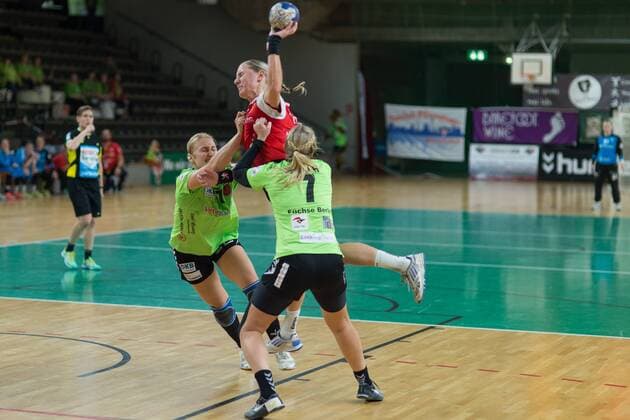 angriff, Abwehr, v.l. Natalie Schwarz ( 17,Spreefuexxe), Verena Breidert (Nuertingen 10), , Stefanie de Beer ( 7,Spreefuexxe), im Spiel, Spreefuexxe Berlin vs TG Nuertingen, 25.11.2017 , Berlin Copyright: xUwexKoch xEibner-Pressefotox EP_ukh