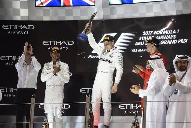Sebastian Vettel (GER 5), Scuderia Ferrari, Lewis Hamilton (GB 44), Mercedes AMG Petronas Motorsport, Valtteri Bottas (FIN 77), Mercedes AMG Petronas Motorsport, Grosser Preis von ABU DHABI 2017, Rennen, Motorsport, Formel 1, 26.11.2017, ABU DHABI Copyright: xEIBNER JERRYxANDREx EP_JAE