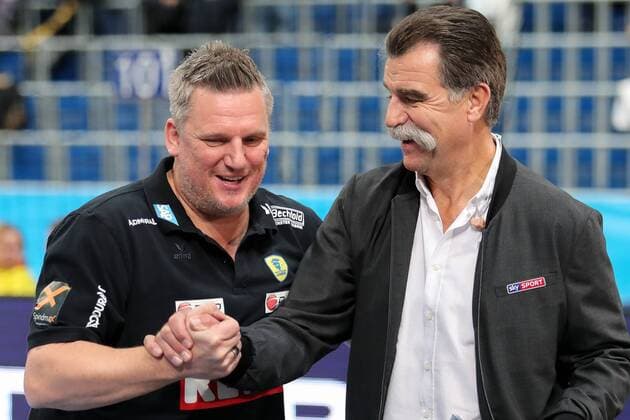 v.li.: Nikolaj Jacobsen (Trainer, Cheftrainer, RNL) und Heiner Brand (TV-Experte für sky) begrüßen sich vor dem Spiel, Begrüßung, Freude, freundlich, fröhlich, strahlend, optimistisch, Handball, Champions League, Rhein-Neckar Löwen - HC Vardar Skopje,