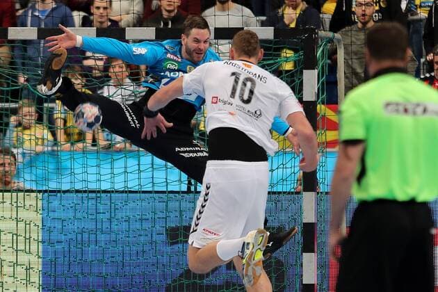 v.li.: Andreas Palicka (Torwart, RNL, 12), Dainis Kristopans (Skopje, 10), Aktion, Action, Spielszene, Handball, Champions League, Rhein-Neckar Löwen - HC Vardar Skopje,