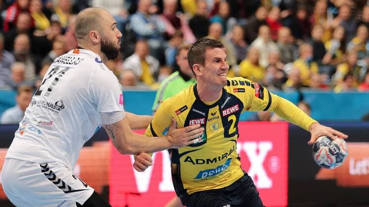 v.li.: Joan Canellas Reixach (Skopje, 21), Andre Schmid (Andy Schmid, RNL, 2), Zweikampf, Duell, duel, tackle, tackling, Dynamik, Action, Aktion, Handball, Champions League, Rhein-Neckar Löwen - HC Vardar Skopje,