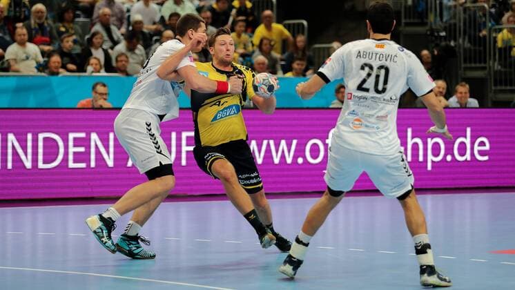 v.li.: Mijajlo Marsenic (Skopje, 93), Harald Reinkind (RNL, 27), Ilija Abutovic (Skopje, 20), Zweikampf, Duell, duel, tackle, tackling, Dynamik, Action, Aktion, Handball, Champions League, Rhein-Neckar Löwen - HC Vardar Skopje,