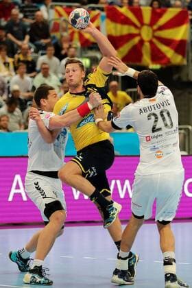 v.li.: Mijajlo Marsenic (Skopje, 93), Harald Reinkind (RNL, 27), Ilija Abutovic (Skopje, 20), Zweikampf, Duell, duel, tackle, tackling, Dynamik, Action, Aktion, Handball, Champions League, Rhein-Neckar Löwen - HC Vardar Skopje,