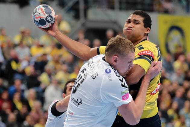 v.li.: Dainis Kristopans (Skopje, 10), Mads Mensah Larsen (RNL, 22), Zweikampf, Duell, duel, tackle, tackling, Dynamik, Action, Aktion, Handball, Champions League, Rhein-Neckar Löwen - HC Vardar Skopje,
