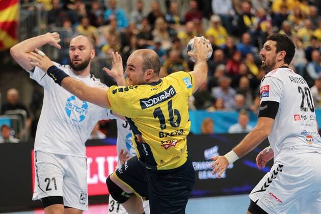 v.li.: Joan Canellas Reixach (Skopje, 21), Rafael Baena Gonzalez (RNL, 16), Ilija Abutovic (Skopje, 20), Aktion, Action, Spielszene, Handball, Champions League, Rhein-Neckar Löwen - HC Vardar Skopje,