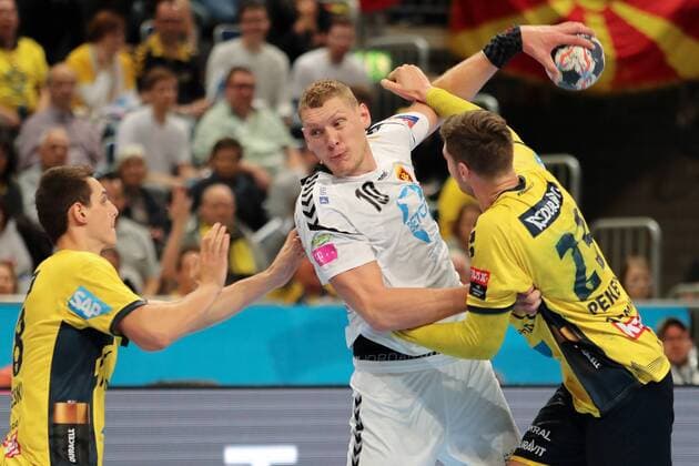 v.li.: Filip Taleski (RNL, 28), Dainis Kristopans (Skopje, 10), Hendrik Pekeler (RNL, 23), Zweikampf, Duell, duel, tackle, tackling, Dynamik, Action, Aktion, Handball, Champions League, Rhein-Neckar Löwen - HC Vardar Skopje,
