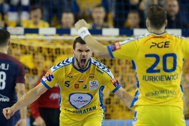 November 26, 2017 - Kielce, Poland - 26.11.2017, Kielce, pidflka reczna, liga mistrzow, PGE Vive Kielce - Paris Saint-Germain, Michal Jurecki (Vive), Mariusz Jurkiewicz (Vive), during EHF Handball Champions League Group B match between KS Vive Tauron Kielce and Paris Saint-Germain Handball at Kielce, Poland, on 26 November 2017. ..Paris Saint-Germain Handball won 30-29. Vive Kielce v Paris Saint-Germain - EHF Champions League match - ZUMAn230 20171126_zaa_n230_702 Copyright: xFotoxOlimpikx