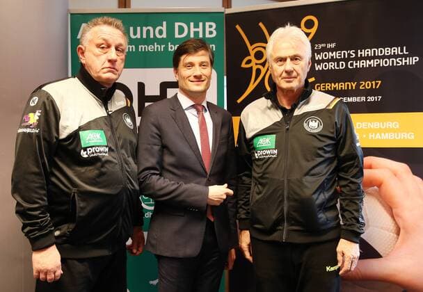 Frauen Handball WM PK Leipzig, 29.11.2017, Hotel Lindner, GERMANYHANDBALL2017 , Pressekonferenz des Deutschen Handballbundes zwei Tage vor der Handball Weltmeisterschaft der Frauen in Deutschland 2017. , Im Bild v.l.: Michael Biegler, Bundestrainer Frauen, Heiko Rosenthal, Leipzig Bürgermeister und Wolfgang Sommerfeld, DHB Sportdirektor. ,