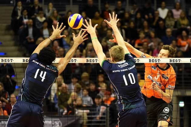 Themen der Woche - SPORT Bilder des Tages - SPORT Volleyball, Herren, Saison 2017 18, 1. Bundesliga, 6, Spieltag, BR Volleys - Alpenvolleys Haching, Douglas Duarte Souza Da Silva (Nr. 14, Alpenvolleys Haching), Rudy Pieter Verhoeff (Nr. 10, Alpenvolleys Haching), Robert Kromm (Nr. 3, Berlin Recycling Volleys), 29.11.17, Copyright: xMichaelxHundtx xMatthiasxKochx