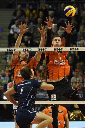 Volleyball, Herren, Saison 2017 18, 1. Bundesliga, 6, Spieltag, BR Volleys - Alpenvolleys Haching, Georgi Veselinov Topalov (Nr. 9, Alpenvolleys Haching), Paul Carroll (Nr. 12, Berlin Recycling Volleys), Graham Vigrass (Nr. 8, Berlin Recycling Volleys), 29.11.17, Copyright: xMichaelxHundtx xMatthiasxKochx