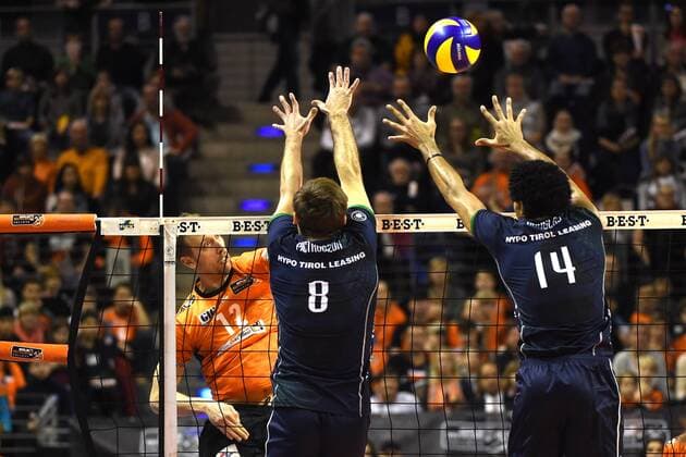 Volleyball, Herren, Saison 2017 18, 1. Bundesliga, 6, Spieltag, BR Volleys - Alpenvolleys Haching, Paul Carroll (Nr. 12, Berlin Recycling Volleys), Bartosz Pietruczuk (Nr. 8, Alpenvolleys Haching), Douglas Duarte Souza Da Silva (Nr. 14, Alpenvolleys Haching), 29.11.17, Copyright: xMichaelxHundtx xMatthiasxKochx