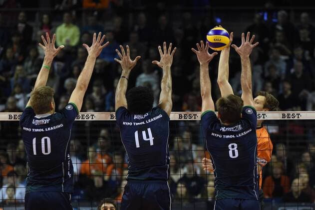 Volleyball, Herren, Saison 2017 18, 1. Bundesliga, 6, Spieltag, BR Volleys - Alpenvolleys Haching, Rudy Pieter Verhoeff (Nr. 10, Alpenvolleys Haching), Douglas Duarte Souza Da Silva (Nr. 14, Alpenvolleys Haching), Bartosz Pietruczuk (Nr. 8, Alpenvolleys Haching), Robert Kromm (Nr. 3, Berlin Recycling Volleys), 29.11.17, Copyright: xMichaelxHundtx xMatthiasxKochx