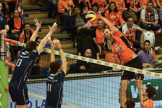 Volleyball, Herren, Saison 2017 18, 1. Bundesliga, 6, Spieltag, BR Volleys - Alpenvolleys Haching, Stefan Chrtiansky (Nr. 13, Alpenvolleys Haching), Pedro Henrique Frances (Nr. 11, Alpenvolleys Haching), Paul Carroll (Nr. 12, Berlin Recycling Volleys), 29.11.17, Copyright: xMichaelxHundtx xMatthiasxKochx