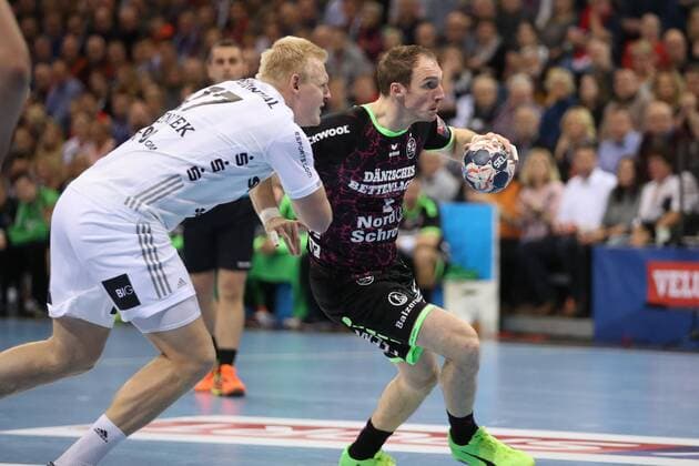 SG Flensburg-Handewitt - THW Kiel, EHF Champions League; Flensburg, 29.11.17 Flensburg, 29.11.17, Handball, VELUX EHF Champions League, Saison 2017 2018, Gruppenphase, SG Flensburg-Handewitt - THW Kiel : Holger Glandorf (SG Flensburg-Handewitt, 09), Patrick Wiencek (THW Kiel, 17)