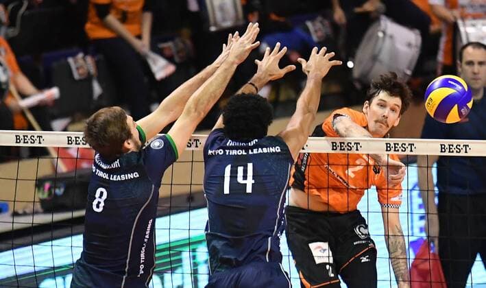 Steven Marshall (BR Volleys), beim Schmetterball, vorne Bartosz Pietruczuk (Haching), Douglas Duarte Da Silva (Haching), BR Volleys Berlin - AlpenVolleys Haching Deutsche Volleyball Liga, Saison 2017 2018, Herren, Männer, Männer, men, Volleyball, Deutschland, Germany, Max-Schmeling-Halle Berlin, 29.11.2017