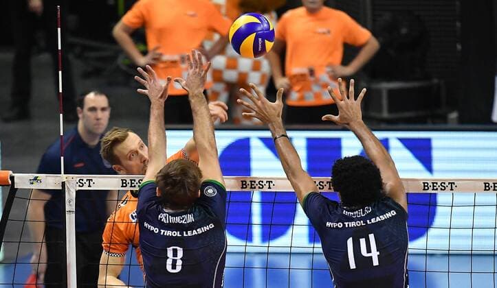 Paul Carroll (BR Volleys), beim Schmetterball, vorne Bartosz Pietruczuk (Haching), Douglas Duarte Da Silva (Haching), BR Volleys Berlin - AlpenVolleys Haching Deutsche Volleyball Liga, Saison 2017 2018, Herren, Männer, Männer, men, Volleyball, Deutschland, Germany, Max-Schmeling-Halle Berlin, 29.11.2017