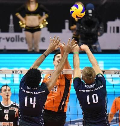 Georg Klein (BR Volleys), beim Schmetterball, vorne Douglas Duarte Da Silva (Haching), Rudy Verhoeff (Haching), BR Volleys Berlin - AlpenVolleys Haching Deutsche Volleyball Liga, Saison 2017 2018, Herren, Männer, Männer, men, Volleyball, Deutschland, Germany, Max-Schmeling-Halle Berlin, 29.11.2017