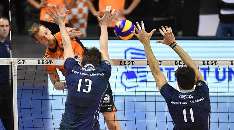 Paul Carroll (BR Volleys), beim Schmetterball, vorne Stefan Chrtiansky (Haching), Pedro Frances (Haching), BR Volleys Berlin - AlpenVolleys Haching Deutsche Volleyball Liga, Saison 2017 2018, Herren, Männer, Männer, men, Volleyball, Deutschland, Germany, Max-Schmeling-Halle Berlin, 29.11.2017