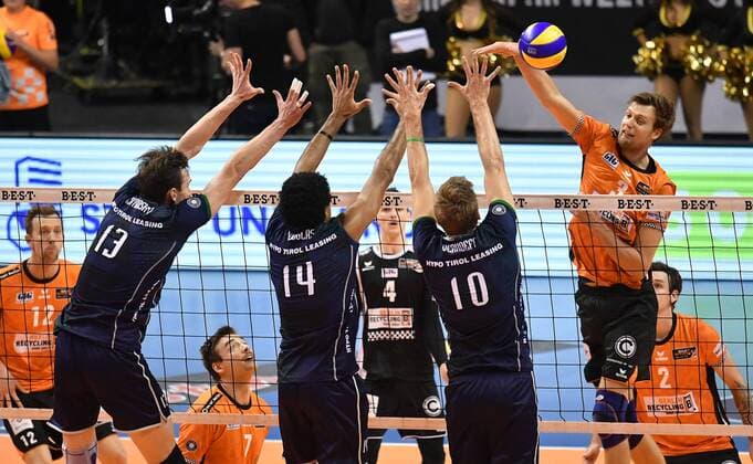 Robert Kromm (BR Volleys), beim Schmetterball, vorne Stefan Chrtiansky (Haching), Douglas Duarte Da Silva (Haching), Rudy Verhoeff (Haching), BR Volleys Berlin - AlpenVolleys Haching Deutsche Volleyball Liga, Saison 2017 2018, Herren, Männer, Männer, men, Volleyball, Deutschland, Germany, Max-Schmeling-Halle Berlin, 29.11.2017