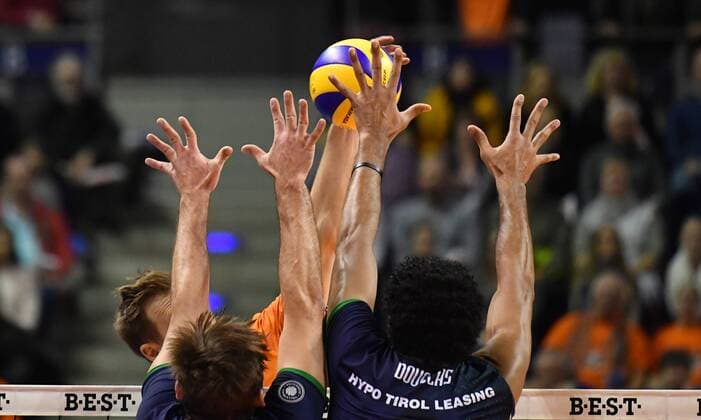 Robert Kromm (BR Volleys), beim Schmetterball, vorne Stefan Chrtiansky (Haching), Douglas Duarte Da Silva (Haching), BR Volleys Berlin - AlpenVolleys Haching Deutsche Volleyball Liga, Saison 2017 2018, Herren, Männer, Männer, men, Volleyball, Deutschland, Germany, Max-Schmeling-Halle Berlin, 29.11.2017