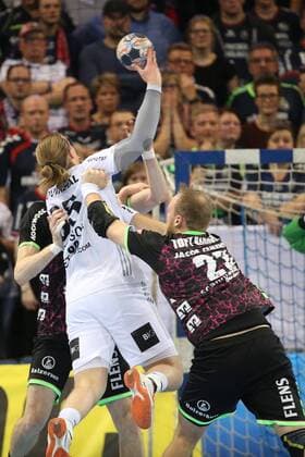 SG Flensburg-Handewitt - THW Kiel, EHF Champions League; Flensburg, 29.11.17 Flensburg, 29.11.17, Handball, VELUX EHF Champions League, Saison 2017 2018, Gruppenphase, SG Flensburg-Handewitt - THW Kiel : Lukas Nilsson (THW Kiel, 65), Henrik Toft Hansen (SG Flensburg-Handewitt, 23)