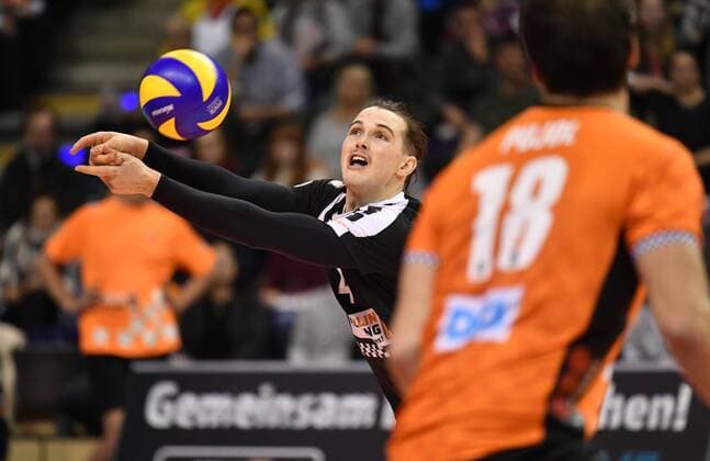 Luke Perry (BR Volleys), bei der Ballannahme, vorne Pierre Pujol (BR Volleys), BR Volleys Berlin - AlpenVolleys Haching Deutsche Volleyball Liga, Saison 2017 2018, Herren, Männer, Männer, men, Volleyball, Deutschland, Germany, Max-Schmeling-Halle Berlin, 29.11.2017