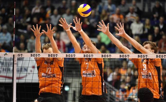 Bilder des Tages - SPORT Paul Carroll (BR Volleys), Georg Klein (BR Volleys), Robert Kromm (BR Volleys), beim Block BR Volleys Berlin - AlpenVolleys Haching Deutsche Volleyball Liga, Saison 2017 2018, Herren, Männer, Männer, men, Volleyball, Deutschland, Germany, Max-Schmeling-Halle Berlin, 29.11.2017