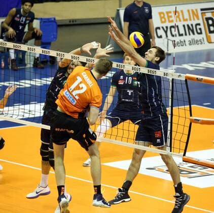 GER, 1.VBL, BR VOLLEYS VS. Hypo Tirol AlpenVolleys Haching 29.11.2017, Max Schmeling Halle, Berlin, GER, 1.VBL, BR VOLLEYS VS. Hypo Tirol AlpenVolleys Haching, im Bild Paul Carroll (BR Volleys 12), BARTOSZ PIETRUCZUK (AlpenVolleysHaching 8), PEDRO FRANCES (AlpenVolleysHaching 11)