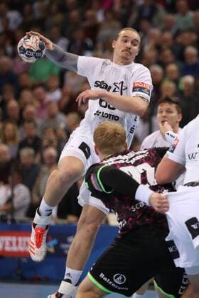 SG Flensburg-Handewitt - THW Kiel, EHF Champions League; Flensburg, 29.11.17 Flensburg, 29.11.17, Handball, VELUX EHF Champions League, Saison 2017 2018, Gruppenphase, SG Flensburg-Handewitt - THW Kiel : Lukas Nilsson (THW Kiel, 65), Anders Zachariassen (SG Flensburg-Handewitt, 22)