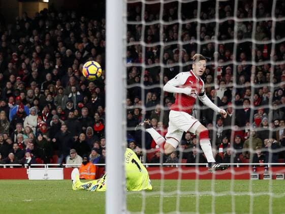 Arsenal s Mesut Ozil scoring his sides fourth goal during the premier league match at the Emirates Stadium, London. Picture date 29th November 2017. Picture credit should read: David Klein Sportimage EDITORIAL USE ONLY. No use with unauthorised audio, video, data, fixture lists, club league logos or live services. Online in-match use limited to 120 images, no video emulation. No use in betting, games or single club league player publications.