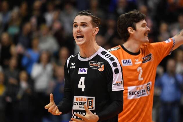 Luke Perry (BR Volleys), jubelt nach einem Punkt, hinten Steven Marshall (BR Volleys), BR Volleys Berlin - AlpenVolleys Haching Deutsche Volleyball Liga, Saison 2017 2018, Herren, Männer, Männer, men, Volleyball, Deutschland, Germany, Max-Schmeling-Halle Berlin, 29.11.2017
