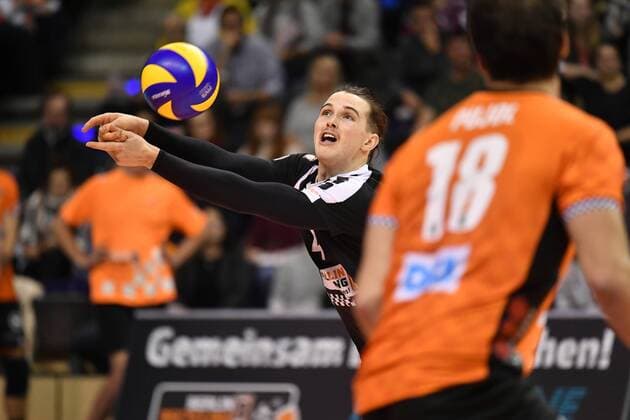 Luke Perry (BR Volleys), bei der Ballannahme, vorne Pierre Pujol (BR Volleys), BR Volleys Berlin - AlpenVolleys Haching Deutsche Volleyball Liga, Saison 2017 2018, Herren, Männer, Männer, men, Volleyball, Deutschland, Germany, Max-Schmeling-Halle Berlin, 29.11.2017