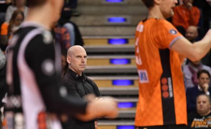 Luke Reynolds (Trainer BR Volleys), noch unzufreiden am Spielfeldrand, vorne Luke Perry (BR Volleys), Robert Kromm (BR Volleys), BR Volleys Berlin - AlpenVolleys Haching Deutsche Volleyball Liga, Saison 2017 2018, Herren, Männer, Männer, men, Volleyball, Deutschland, Germany, Max-Schmeling-Halle Berlin, 29.11.2017
