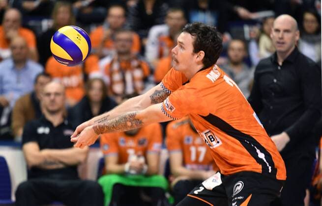 Steven Marshall (BR Volleys), bei der Ballannahme BR Volleys Berlin - AlpenVolleys Haching Deutsche Volleyball Liga, Saison 2017 2018, Herren, Männer, Männer, men, Volleyball, Deutschland, Germany, Max-Schmeling-Halle Berlin, 29.11.2017