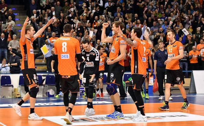 Sebastian Kühner (BR Volleys), Graham Vigrass (BR Volleys), Luke Perry (BR Volleys), Robert Kromm (BR Volleys), Steven Marshall (BR Volleys), Paul Carroll (BR Volleys), jubeln nach dem Spiel BR Volleys Berlin - AlpenVolleys Haching Deutsche Volleyball Liga, Saison 2017 2018, Herren, Männer, Männer, men, Volleyball, Deutschland, Germany, Max-Schmeling-Halle Berlin, 29.11.2017