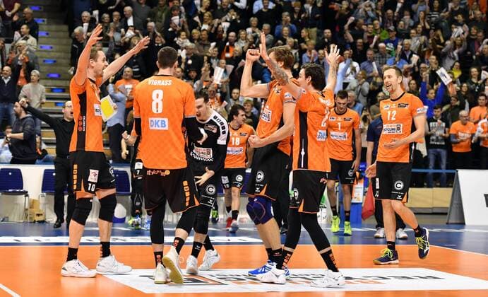 Sebastian Kühner (BR Volleys), Graham Vigrass (BR Volleys), Luke Perry (BR Volleys), Robert Kromm (BR Volleys), Steven Marshall (BR Volleys), Paul Carroll (BR Volleys), jubeln nach dem Spiel BR Volleys Berlin - AlpenVolleys Haching Deutsche Volleyball Liga, Saison 2017 2018, Herren, Männer, Männer, men, Volleyball, Deutschland, Germany, Max-Schmeling-Halle Berlin, 29.11.2017