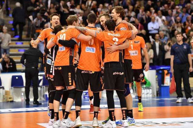 Luke Perry (BR Volleys), Sebastian Kühner (BR Volleys), Graham Vigrass (BR Volleys), Steven Marshall (BR Volleys), Robert Kromm (BR Volleys), jubeln nach dem Spiel in einem Kreis BR Volleys Berlin - AlpenVolleys Haching Deutsche Volleyball Liga, Saison 2017 2018, Herren, Männer, Männer, men, Volleyball, Deutschland, Germany, Max-Schmeling-Halle Berlin, 29.11.2017
