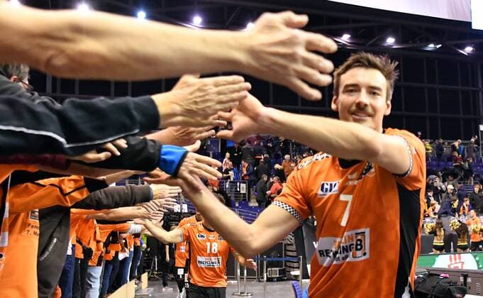 Georg Klein (BR Volleys), klatscht nach dem Spiel die Fans ab BR Volleys Berlin - AlpenVolleys Haching Deutsche Volleyball Liga, Saison 2017 2018, Herren, Männer, Männer, men, Volleyball, Deutschland, Germany, Max-Schmeling-Halle Berlin, 29.11.2017