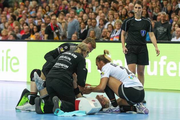 Germany Deutschland vs. Cameroon Kamerun, 01.12.2017 23rd IHF Women s Handball World Championship WM Weltmeisterschaft Germany 2017, Starting Match, Preliminary round, Group D, Germany vs. Cameroon, Arena Leipzig. Handball Weltmeisterschaft der Frauen, Eroeffnungsspiel, Vorrunde, Gruppe D, Deutschland vs. Kamerun. Im Bild: Verletzung, Injury, Kim Naidzinavicius ( 15, GER) .