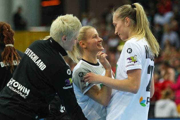 Germany Deutschland vs. Cameroon Kamerun, 01.12.2017 23rd IHF Women s Handball World Championship WM Weltmeisterschaft Germany 2017, Starting Match, Preliminary round, Group D, Germany vs. Cameroon, Arena Leipzig. Handball Weltmeisterschaft der Frauen, Eroeffnungsspiel, Vorrunde, Gruppe D, Deutschland vs. Kamerun. Im Bild: Jubel, Antje Lauenroth ( 29, GER mi.), Nadja Mansson ( 21, GER).