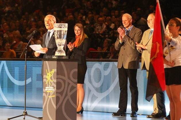 Bilder des Tages - SPORT Handball-WM, Opening Ceremony Eroeffnungfeier, 01.12.2017 23rd IHF Women s Handball World Championship WM Weltmeisterschaft Germany 2017, Arena Leipzig, Opening Ceremony. Handball Weltmeisterschaft Frauen, Eroeffnungsfeier. Im Bild: Hassan Moustafa (Aegypten, Egypt), IHF Praesident, President, Pokal, Trophaee, Trophy, Cup.